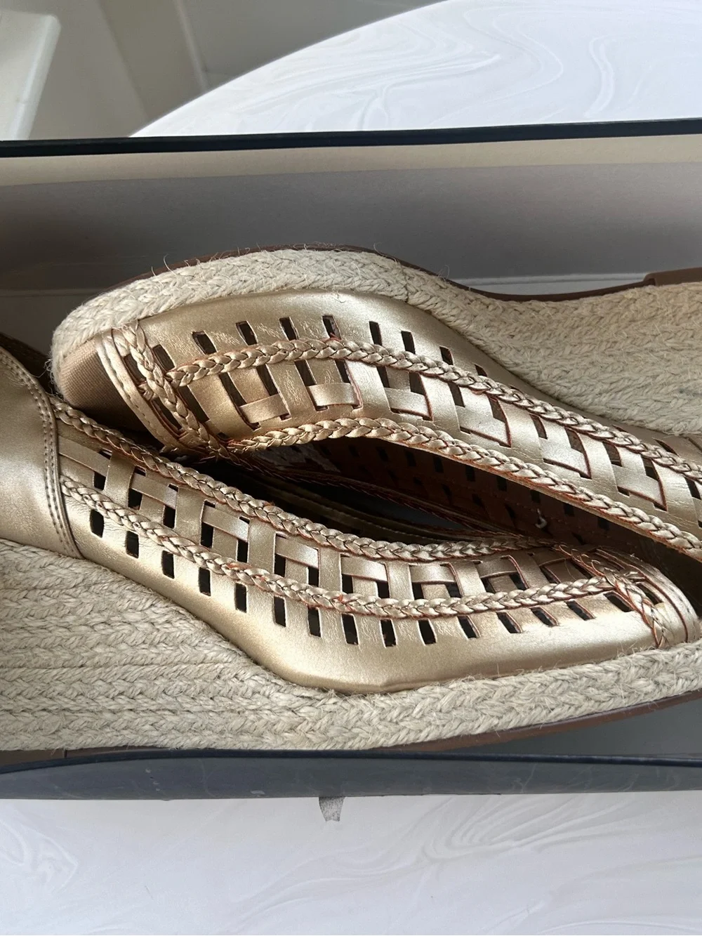 Apostrophe woven upper